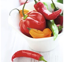 Kom met verschillende soorten chilipepers