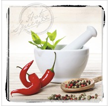 Stilleven met vijzel, verse munt, chilipepers en peperkorrels