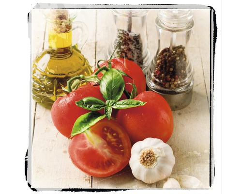 Stilleven met tomaten, basilicum, knoflook, olie en kruidenmolens op een tafel