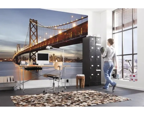 Kantoor met fotobehang van een brug bij nacht, bureau en vloerkleed