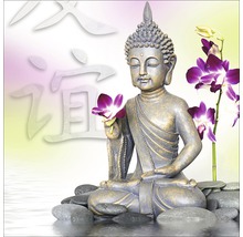 Decoratief Boeddhabeeld met orchidee op stenen