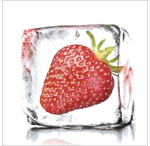 Aardbei in ijsblokje