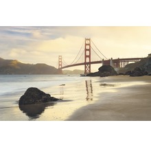 Golden Gate Bridge over het water, gezien vanaf een zandstrand