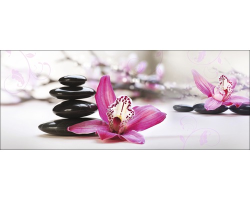 Decoratief arrangement met stenen en orchideeën