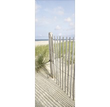 Scene met een houten hek op het strand