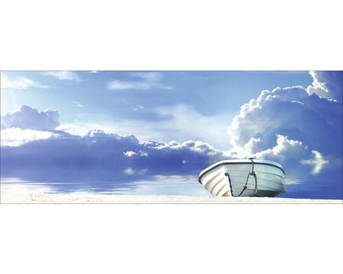 Boot op het strand onder een bewolkte hemel