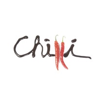 Twee rode chilipepers met de tekst chili geschreven met chocoladesaus