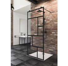 Inloopdouche met zwart frame en douchekop in een lichte badkamer.