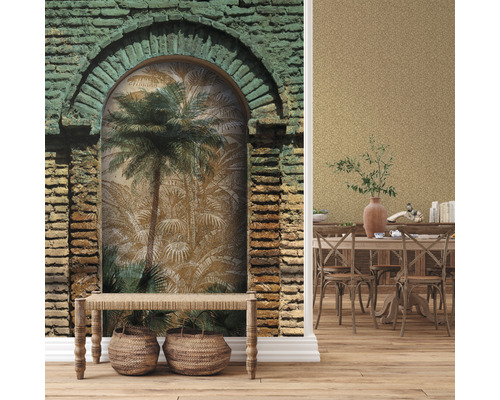 Woonkamer met gemetseld boogbehang en houten vloer