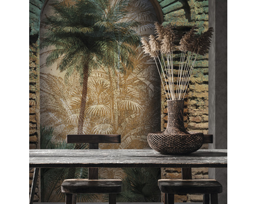 Decoratieve wanddecoratie met palmmotief, tafel en stoel