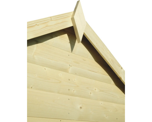 Detailopname van de dakgevel van een houten huis