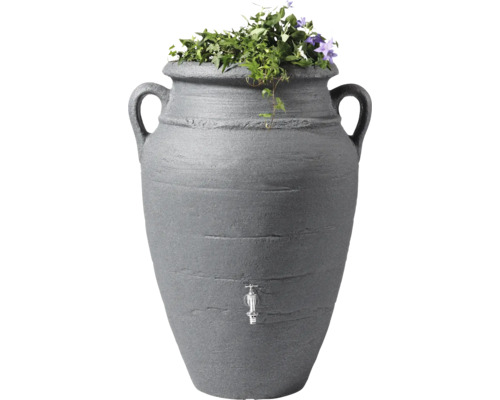 Grijze amfoor als regenwateropslag met kraan en planten