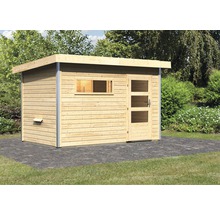 Houten tuinhuis met raam en deur in de tuin