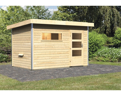 Houten tuinhuis met raam en deur in de tuin