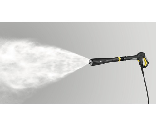 Hogedrukreiniger in gebruik met waterstraal