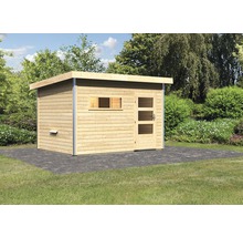 Houten tuinhuis met deur en raam in de tuin