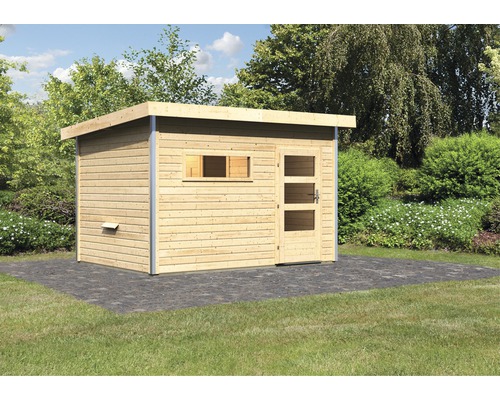 Houten tuinhuis met deur en raam in de tuin