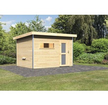 Houten tuinhuis met deur en raam in de tuin