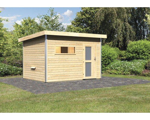 Houten tuinhuis met deur en raam in de tuin