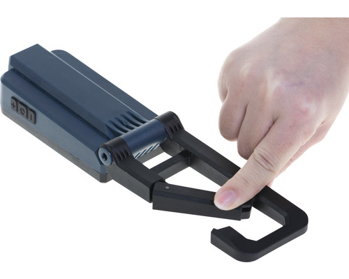 Hand die een mobiele LED-bouwlamp bedient