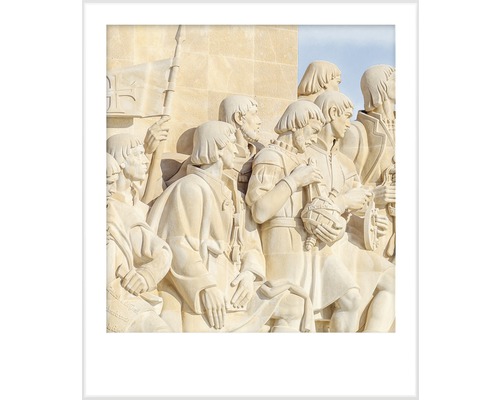 Gedetailleerd beeld van een stenen monument met meerdere figuren