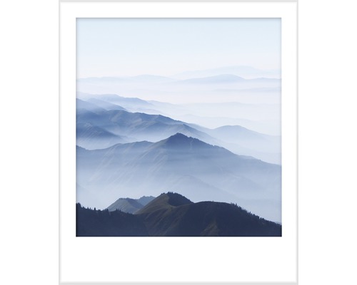 Ingelijste foto van een berglandschap in de mist