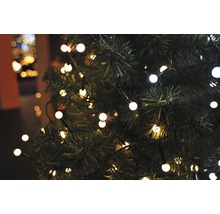 Close-up van een kerstboom met lichtsnoer