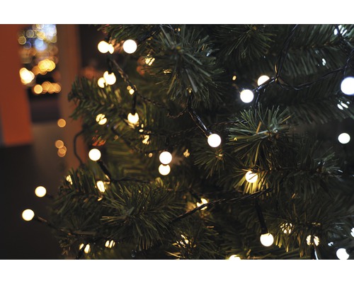 Close-up van een kerstboom met lichtsnoer