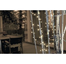 Decoratieve bamboestokken met warmwitlichtslinger in de buitenruimte