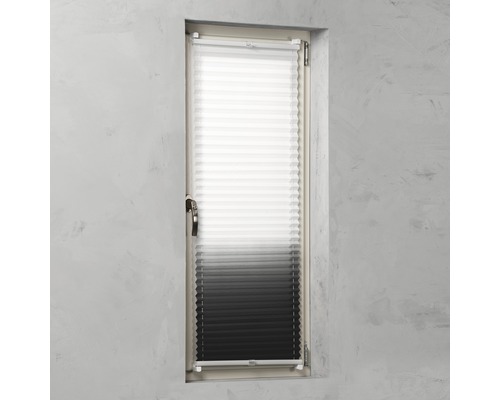 Plissé gordijn op het raam voor lichtregulering en privacy