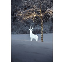 Decoratieve hert met verlichting in besneeuwde tuin.