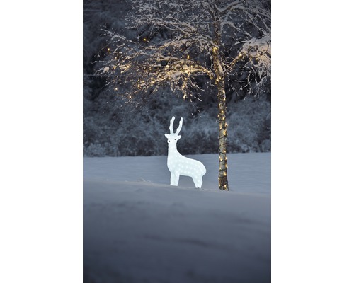 Decoratieve hert met verlichting in besneeuwde tuin.