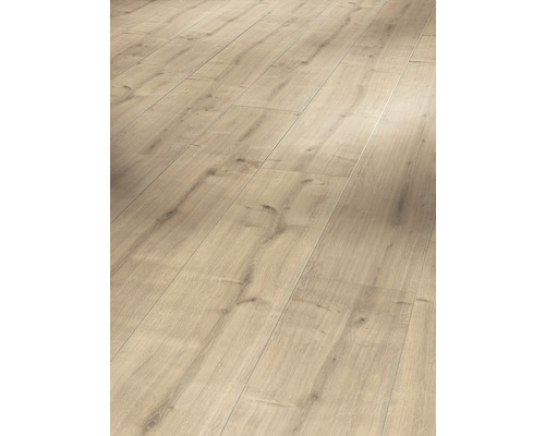 Lichte laminaatvloer met houtstructuur