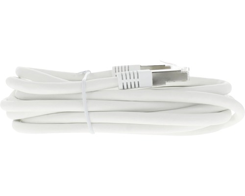 Opgerolde, witte netwerkkabel met RJ45-stekkers