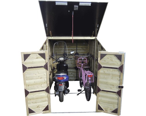 Houten fietsenstalling met open deuren, met daarin een scooter en een fiets