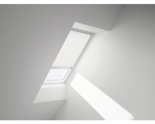VELUX Rolgordijn lichtdoorlatend elektrisch RML C02 1028S wit Dakvenster met rolgordijn in een heldere kamer.