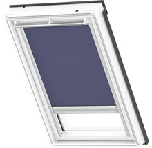 Dakvenster met blauw rolgordijn voor verduistering