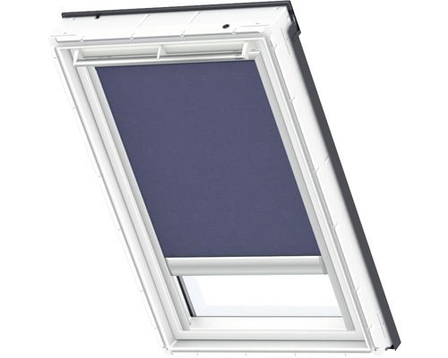 Dakvenster met blauw rolgordijn voor verduistering