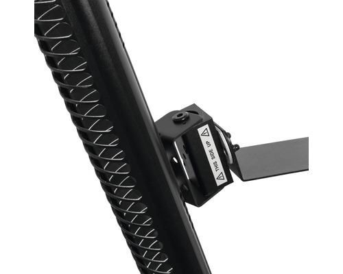 Detail van een zwarte luidsprekerbeugel met het label ''Deze kant naar boven''