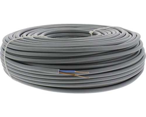 Grijze elektriciteitskabel op een rol