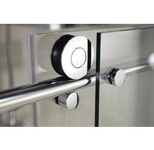 Detailopname van een douchecabine met schuifdeur en metalen rolgeleiding