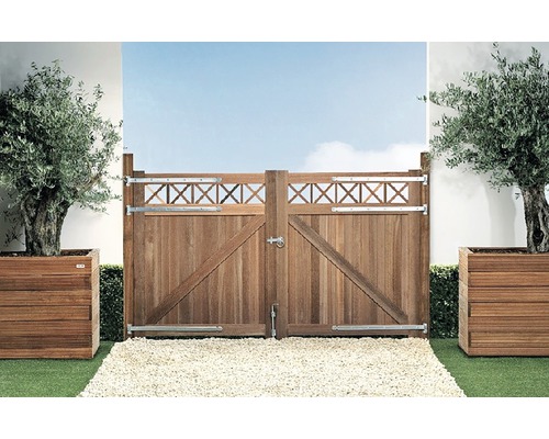 Houten poort met olijfbomen in plantenbakken