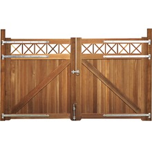Houten hek met metalen beslag en decoratief traliewerk