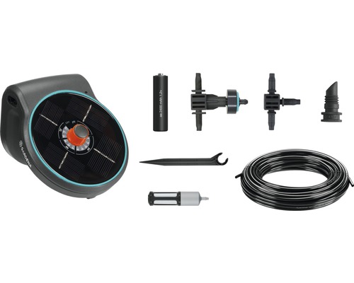 Gardena Solar druppelirrigatieset met zonnepaneel, batterij, slang en irrigatieaccessoires voor tuinbewatering.