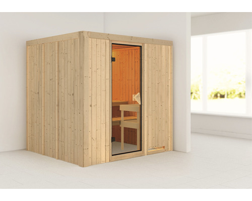 Houten sauna met glazen deur en interieur in een lichte kamer