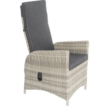 Rotan relaxstoel met grijze kussens voor de tuin