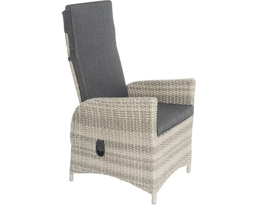 Rotan relaxstoel met grijze kussens voor de tuin