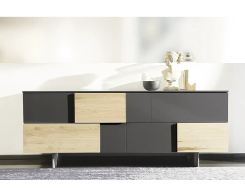 Modern dressoir met houten en metalen accenten in de woonkamer