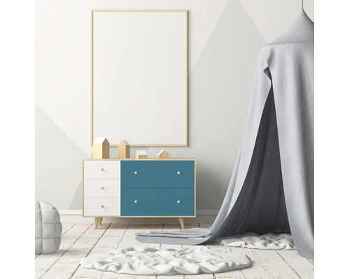 Lichte kinderkamer met commode, decoratie en hemelbed