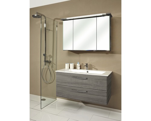 Badkamer met douche, wastafelonderkast en spiegelkast